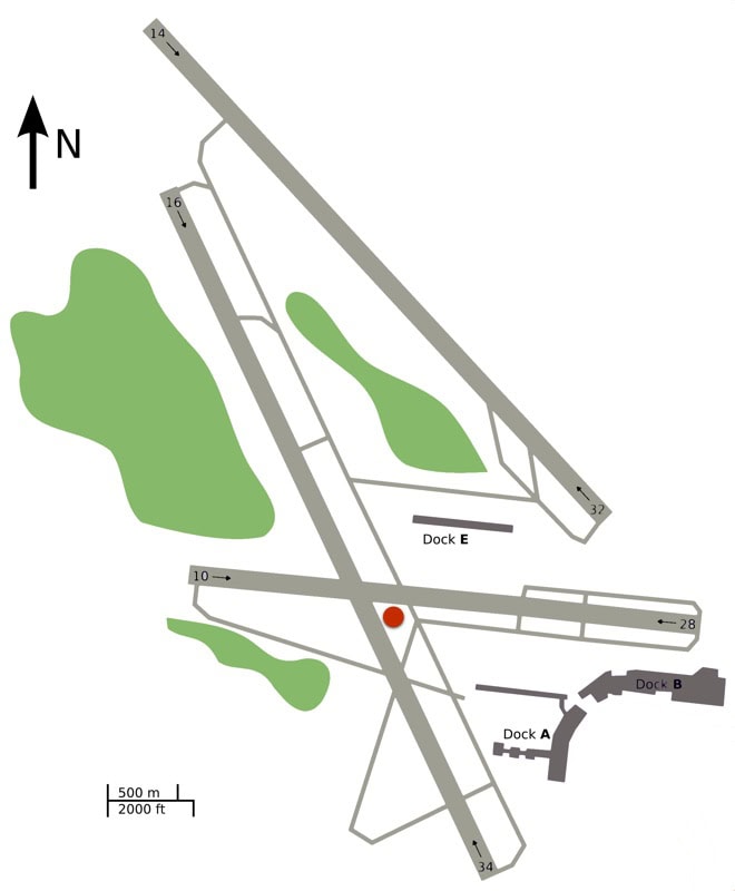 Schematische Flughafenkarte mit Startbahnen, Docks und Nordpfeil