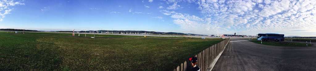 Panoramablick auf Flughafenrollfeld mit parkenden Flugzeugen