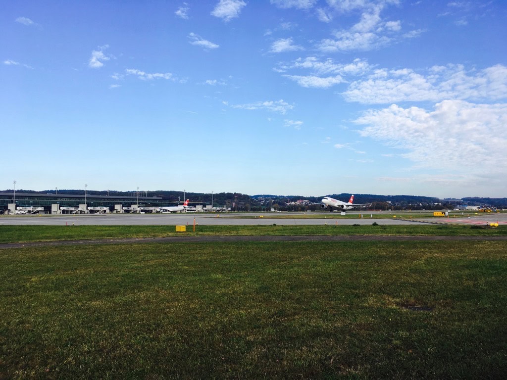 Flugzeug startet auf Flughafenbahn vor blauem Himmel