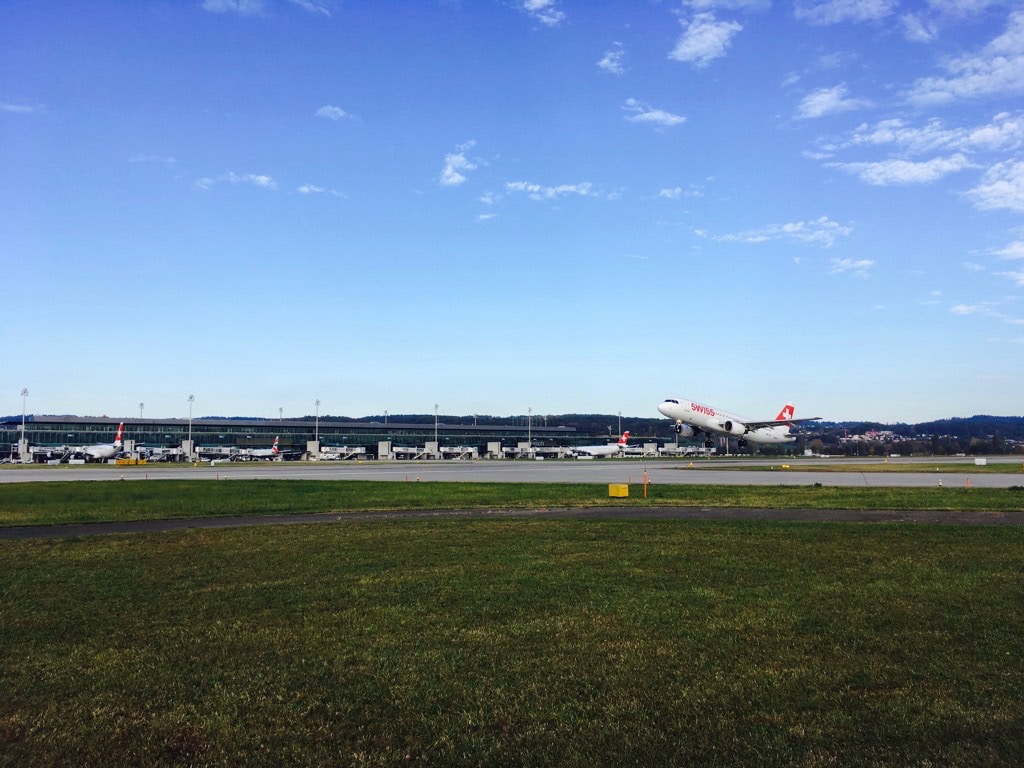 Passagierflugzeug startet vor Terminal auf Flughafengelände