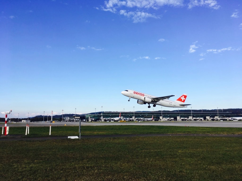 Passagierflugzeug der Swiss startet über dem Flughafen