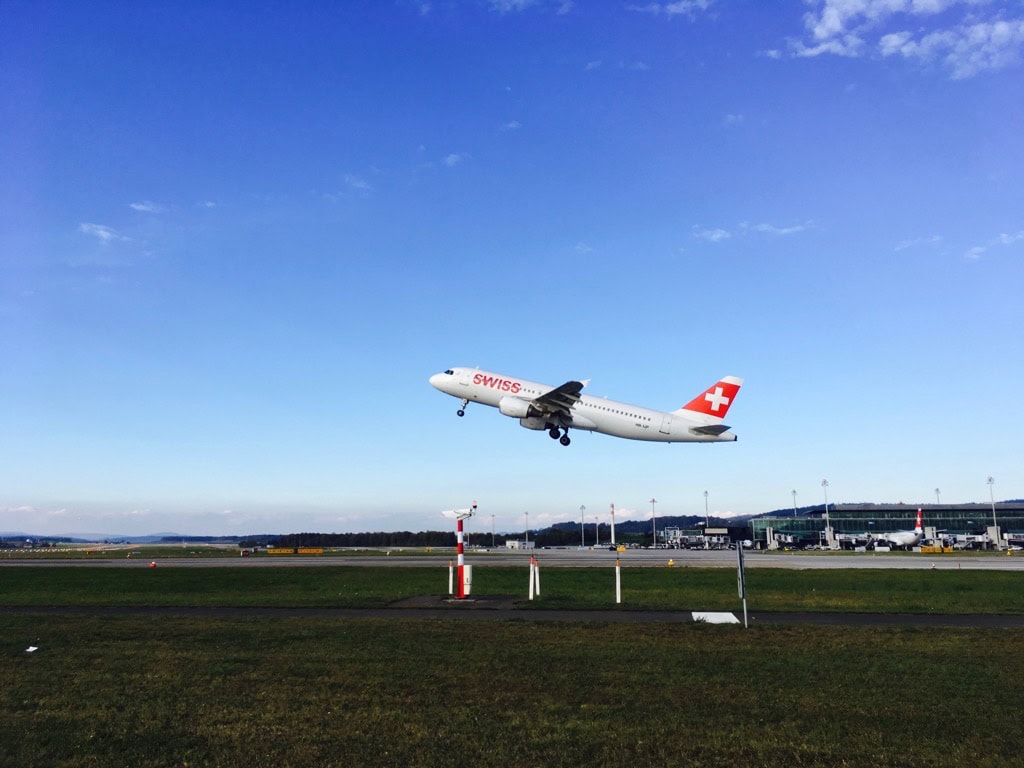Passagierflugzeug startet über Rollfeld eines Flughafens