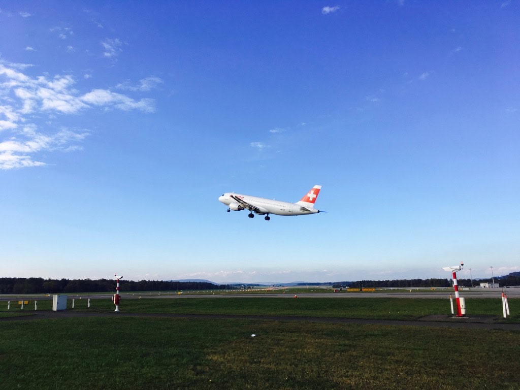 Passagierflugzeug mit Schweizer Flagge landet auf dem Flughafen