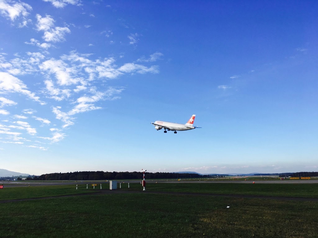 Passagierflugzeug landet auf einer Landebahn bei blauem Himmel