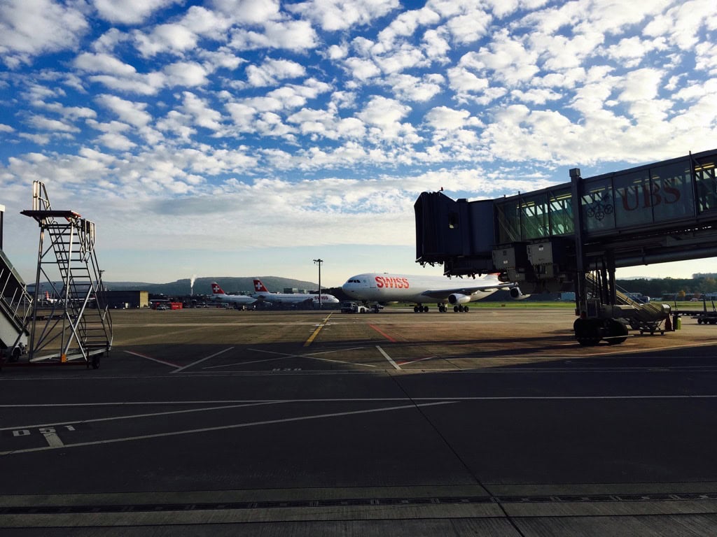 Flugzeuge von Swiss am Flughafen mit blauer Wolkenkulisse