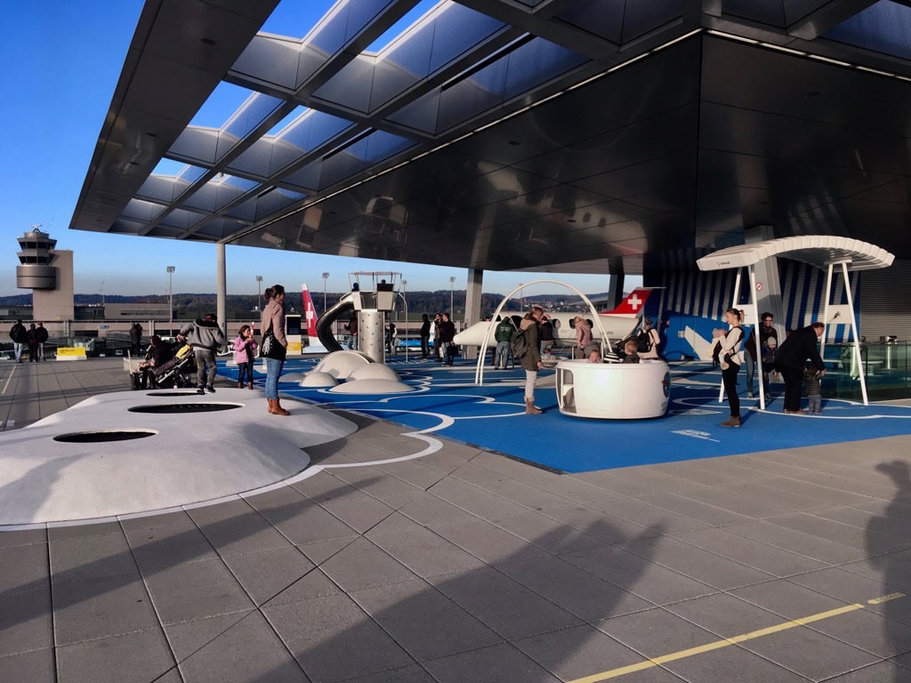 Familien auf der Flughafen-Dachterrasse mit Spielbereich und Flugzeug