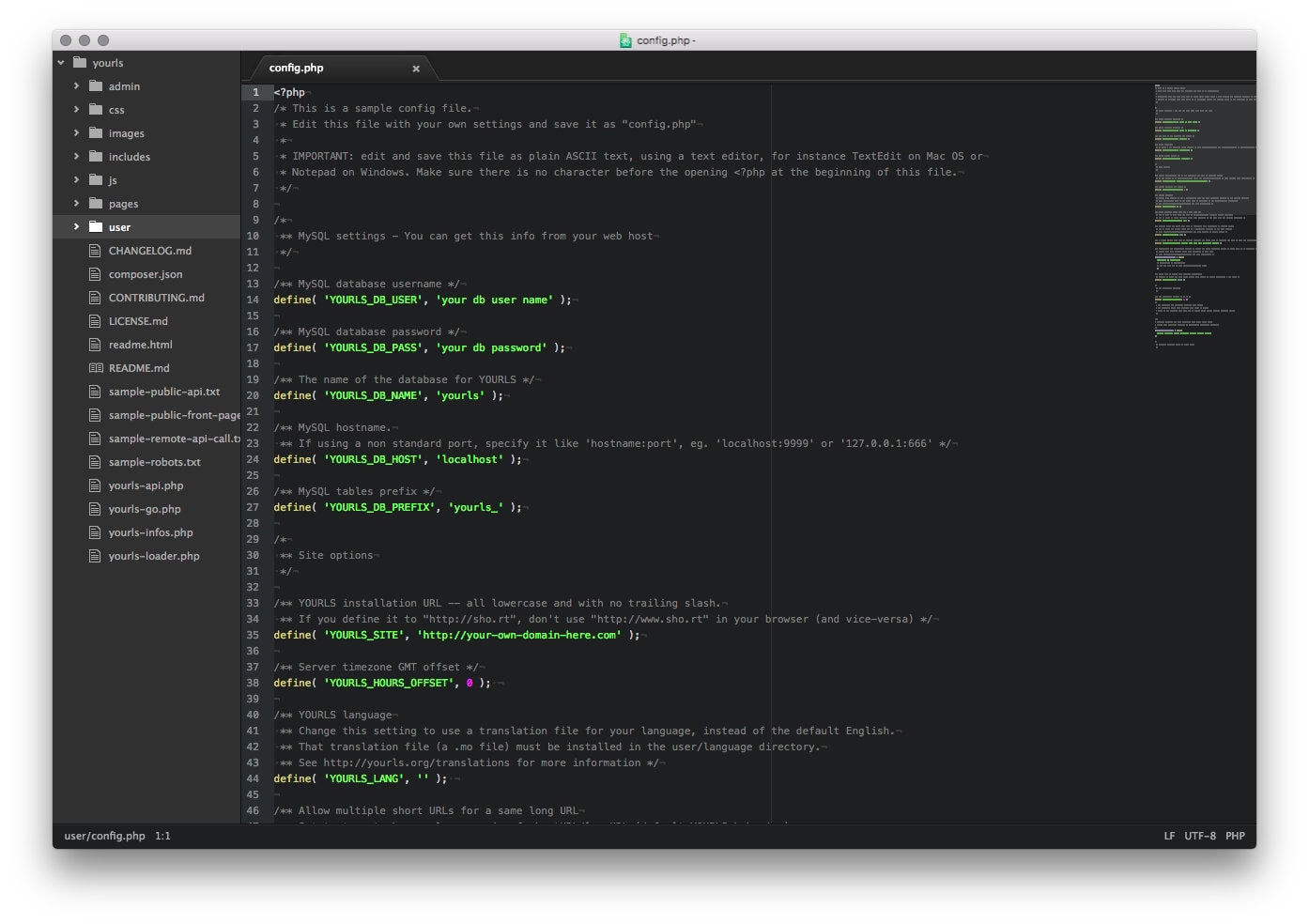 Code-Editor mit geöffnetem PHP-Konfigurationsfile auf Desktop