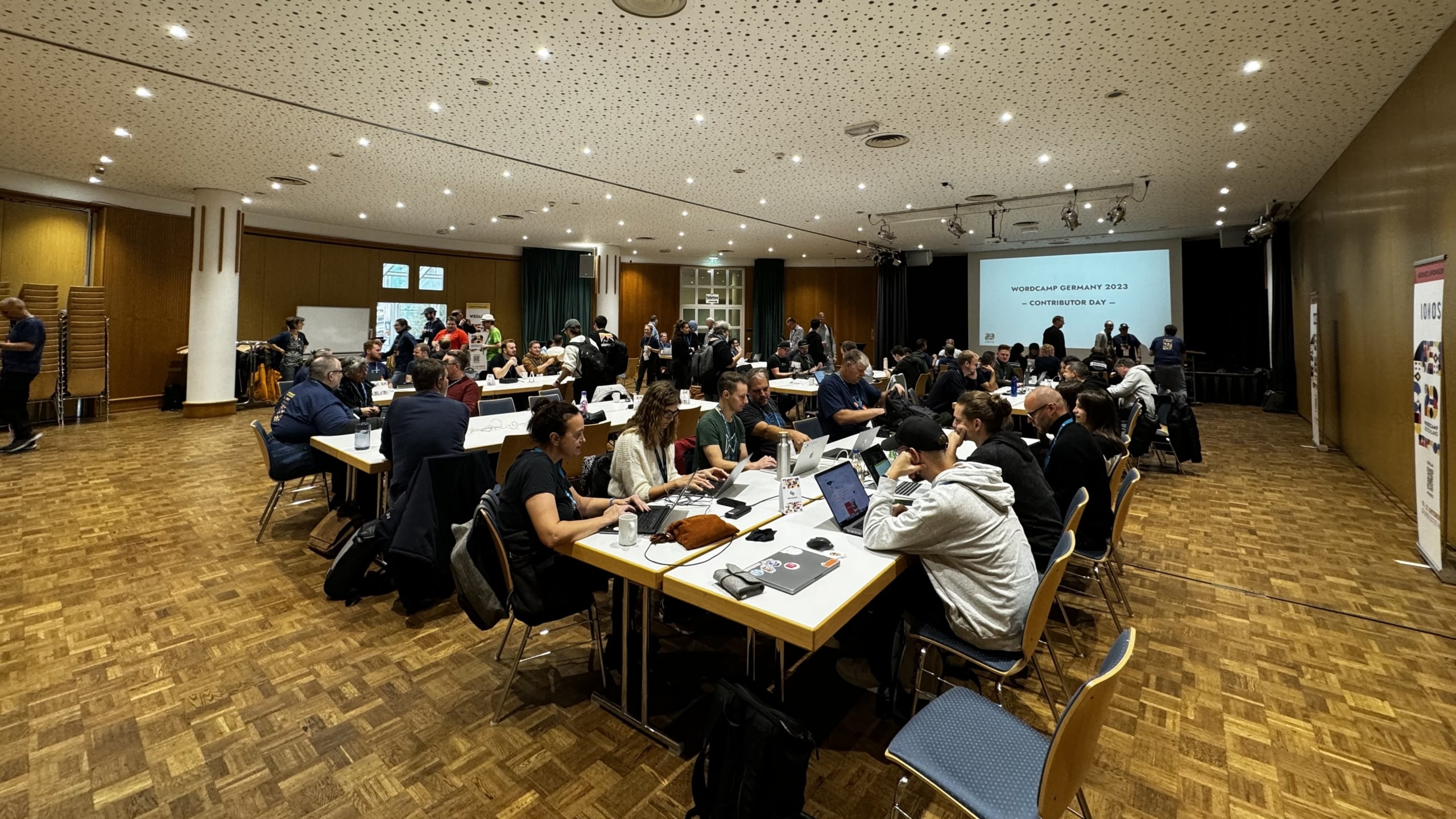 WordCamp Deutschland Konferenzraum mit Teilnehmern und Präsentation.
