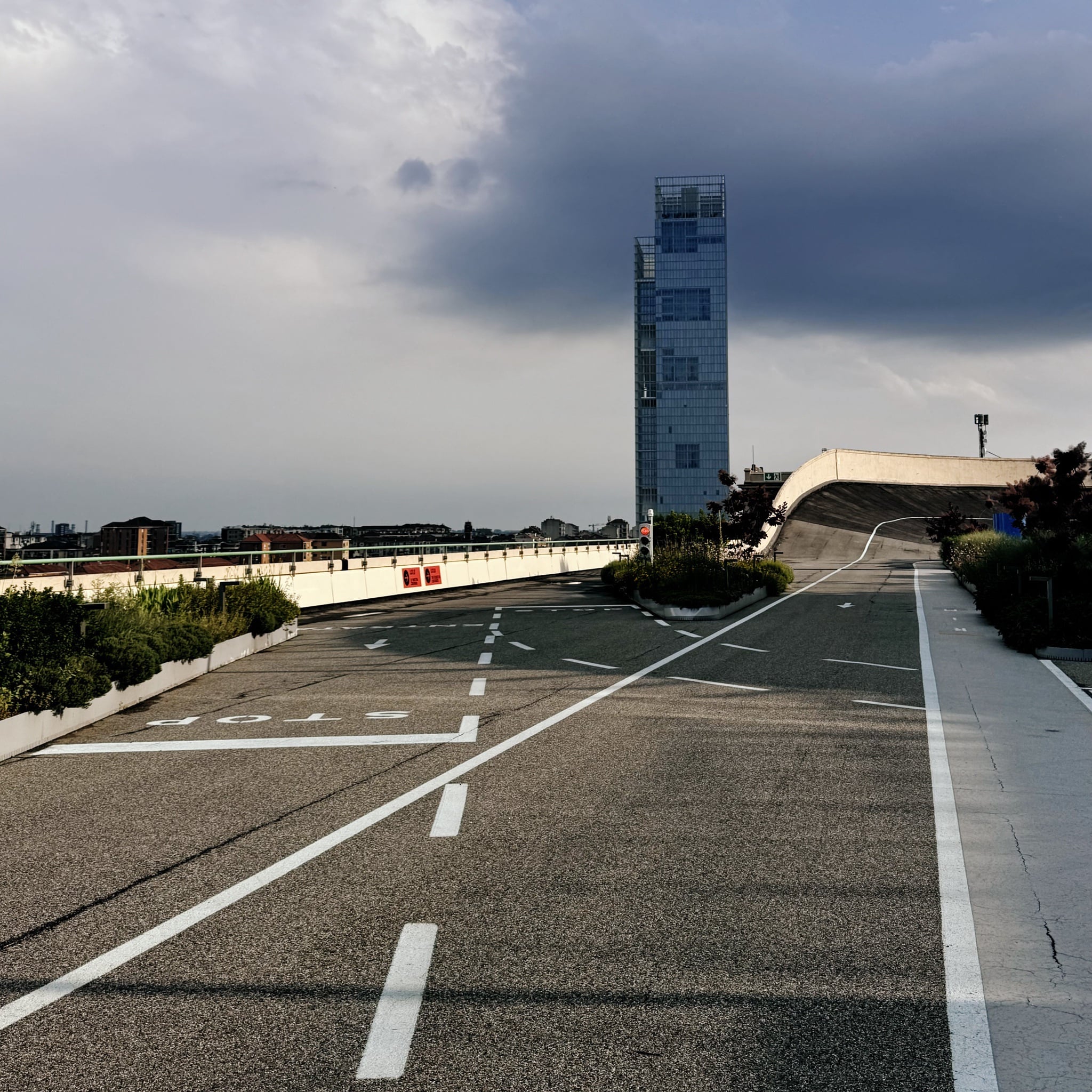 Wceu24 Torino 05 Leere Straße, Wolken Am Himmel, Modernes Gebäude.