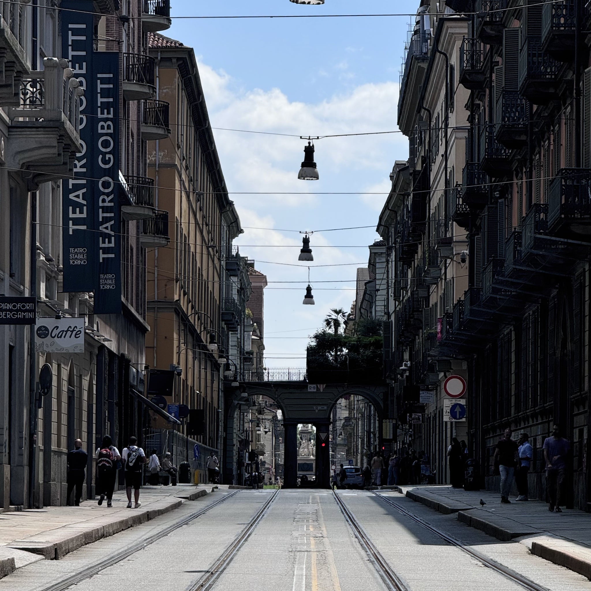 Wceu24 Torino 09 Stadtstraße Mit Gebäuden Und Gehwegen.