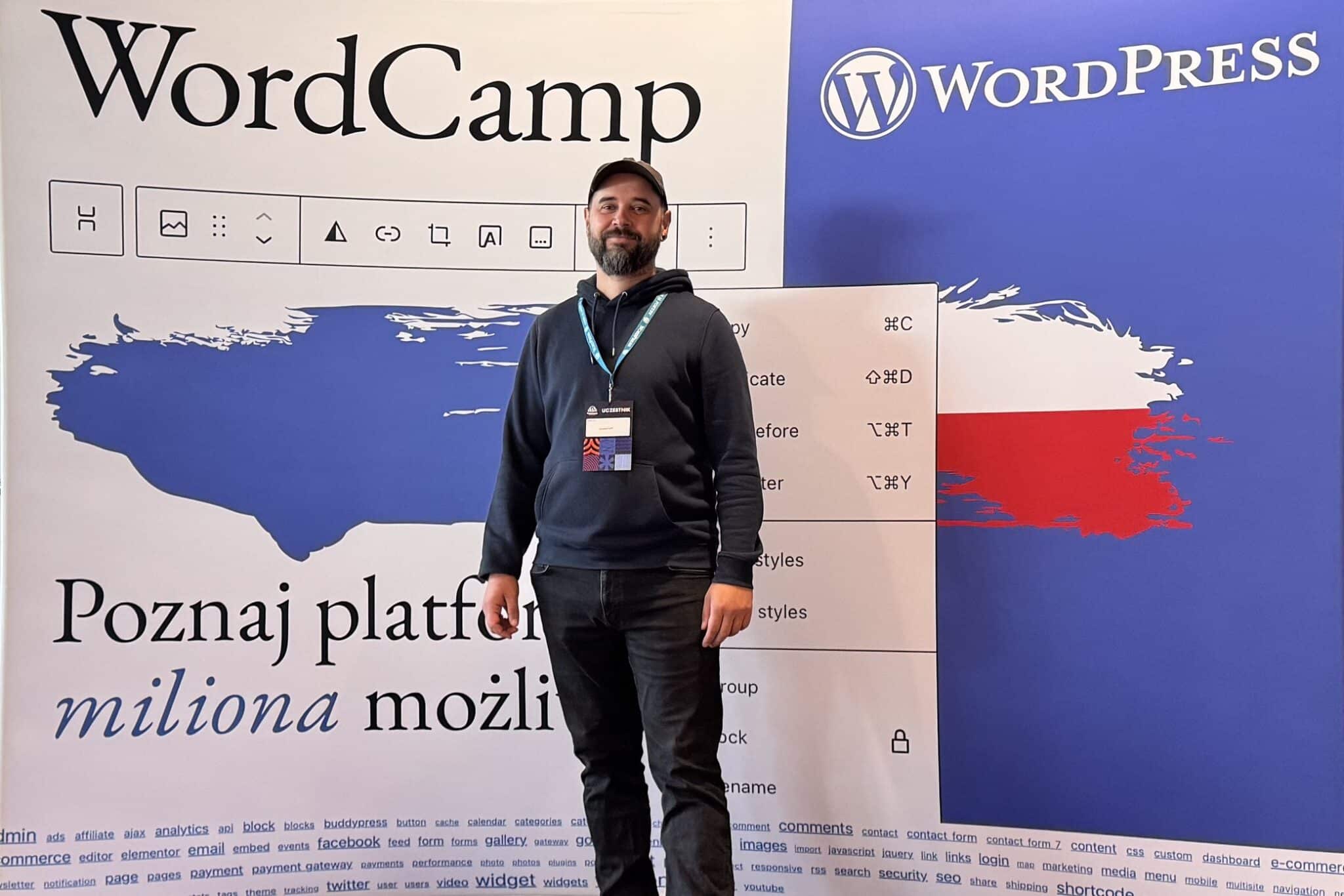 Christopher Kurth vor einem WordCamp Banner mit den WordPress Block Editor im Hintergrund