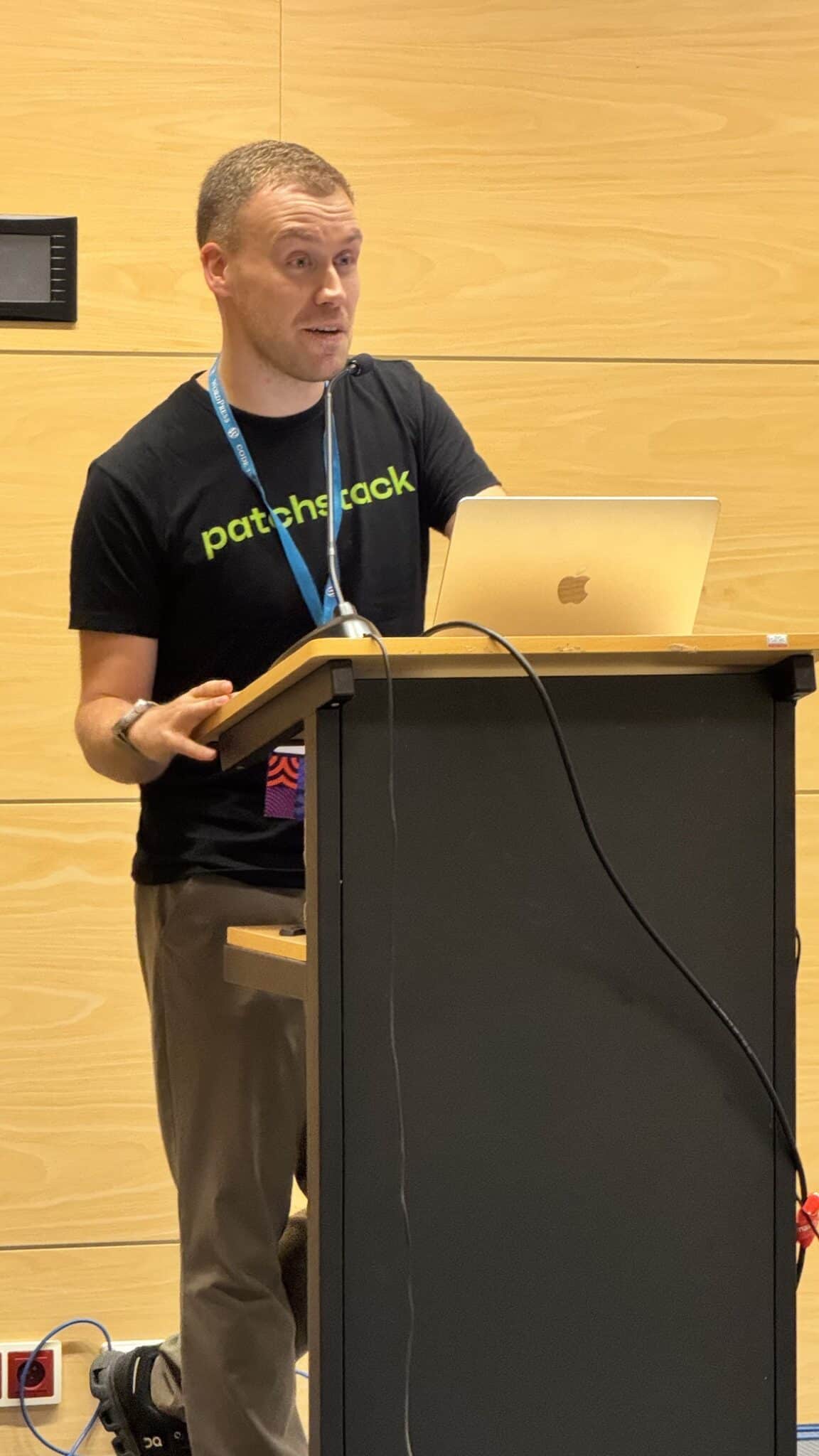 Simon Kraft am Rednerpult beim WordCamp in Gdynia 2025