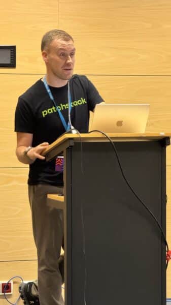 Simon Kraft am Rednerpult beim WordCamp in Gdynia 2025